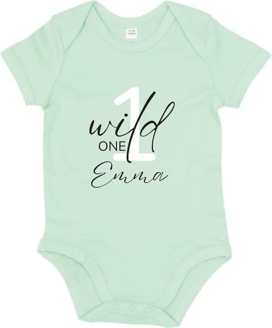 Baby Body „Wild One“ – personalisiert mit Name | 1. Geburtstag Outfit für Mädchen & Jungen
